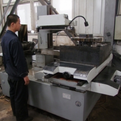 線(xiàn)切割機床